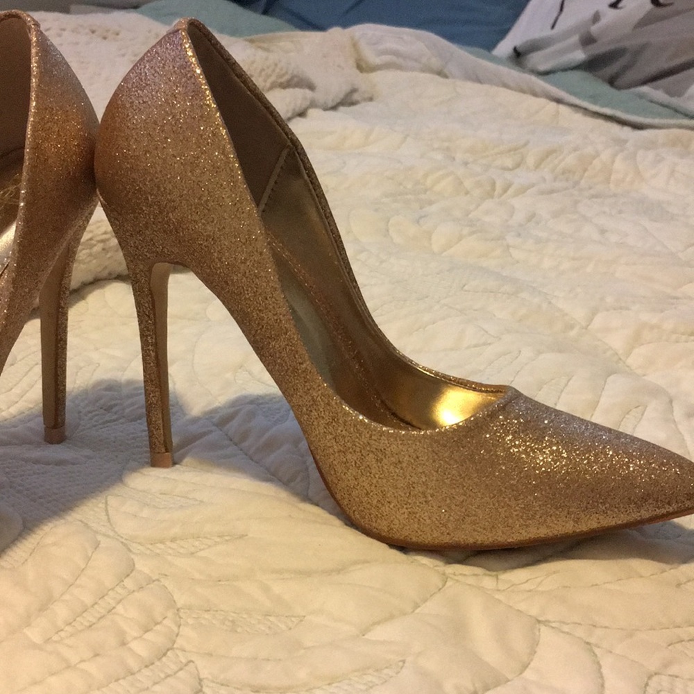 *LAST CHANCE*
NWOT Gold glitter heels - Picture 4 of 5